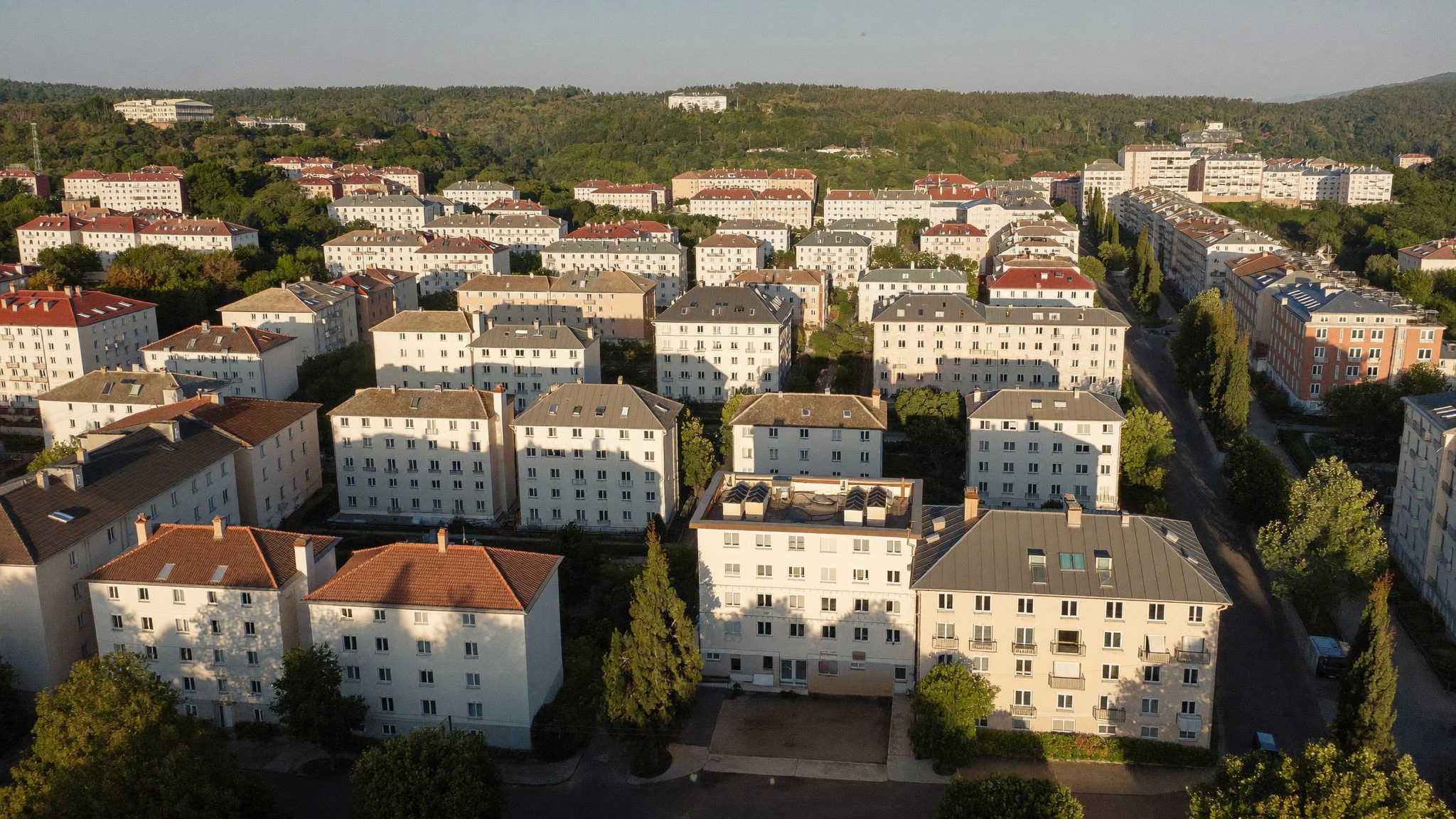 Vue aérienne d'immeubles collectifs en France — copropriétés et parc résidentiel